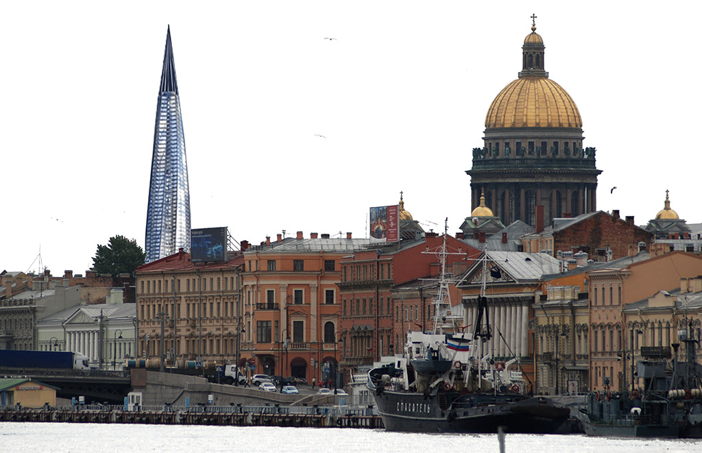 Охта центр и вид на Исаакиевский собор Санкт-Петербурга