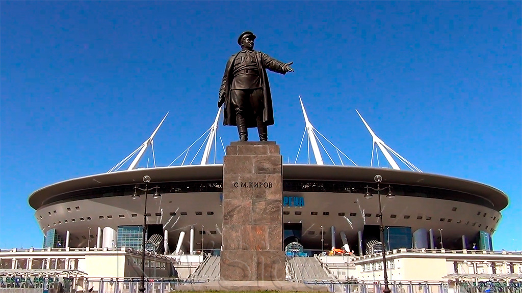 Памятник Сергею Мироновичу Кирову перед стадионом Газпром-арена