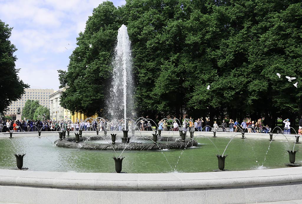 Главный фонтан Московского парка Победы Слава