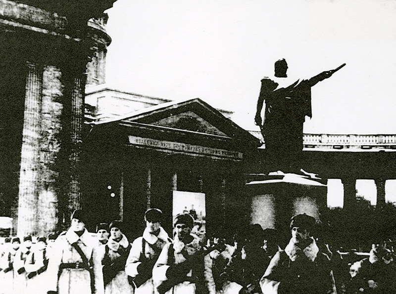 Советские воины у Казанского собора