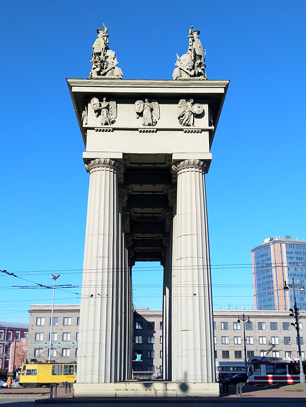 Колоннада Московских ворот в Петербурге