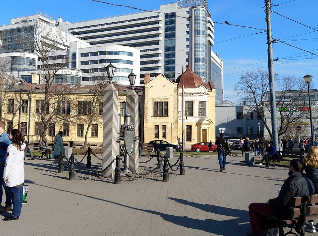 Сквер у метро Московская с помятным памятником Московская застава