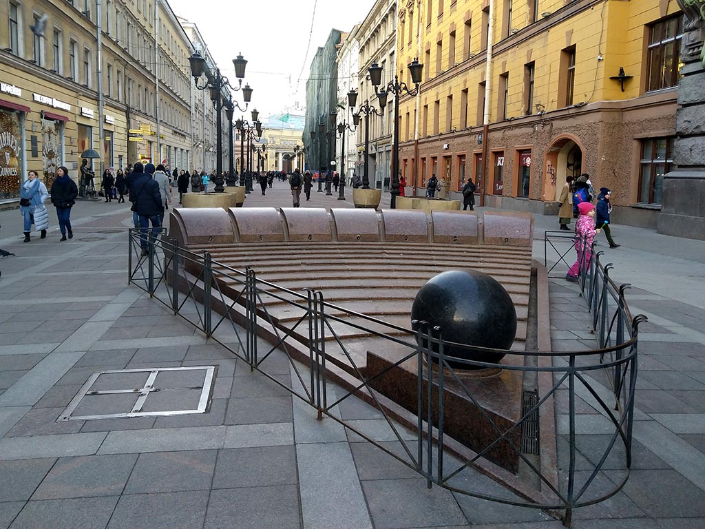 Пешеходная Малая Садовая улица в Санкт-Петербурге