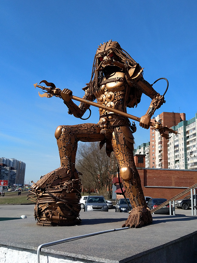 Скульптура Хищник в Петербурге в Невском районе
