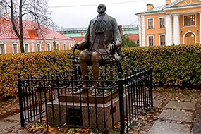 Памятник Петру Первому в крепости