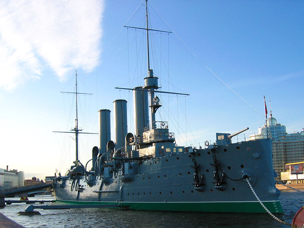 Крейсер Аврора у Петроградской набережной