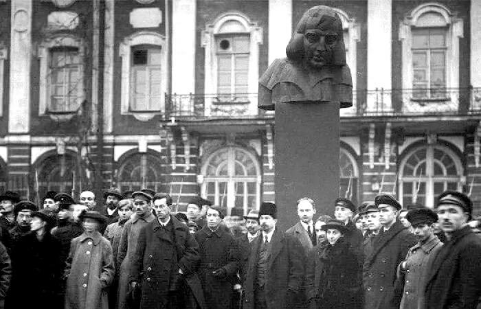 Открытие памятника Генриху Гейне у здания университета на Менделеевской линии 1918 год