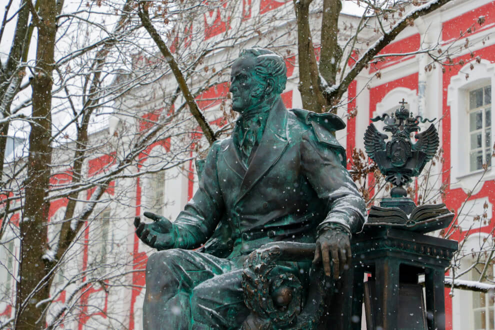 Памятник графу Уварову у Санкт-Петербургского государственного университета