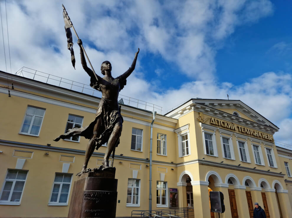 Памятник Жанне д’Арк в Санкт-Петербурге у театра на Неве
