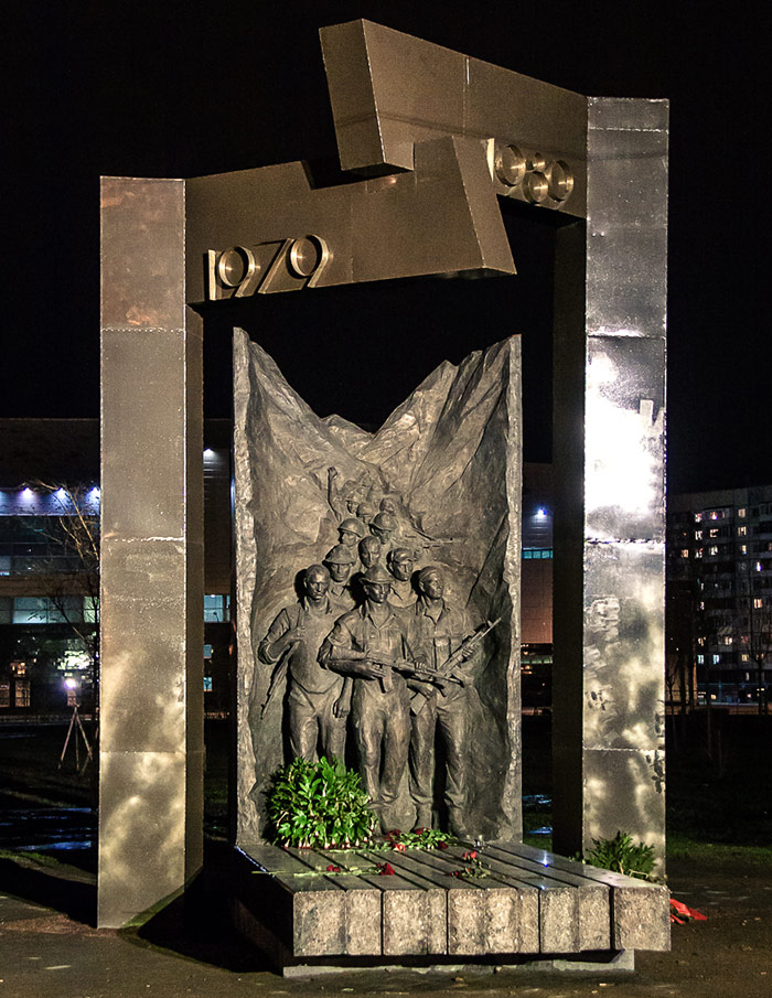Вечерняя подсветка памятника в память 25-летия вывод войск из Афганистана