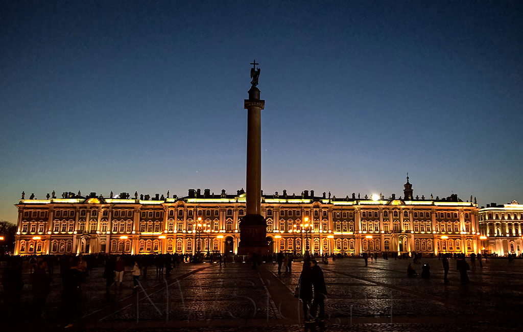 Александровская колонна на фоне Зимнего дворца в Санкт-Петербурге
