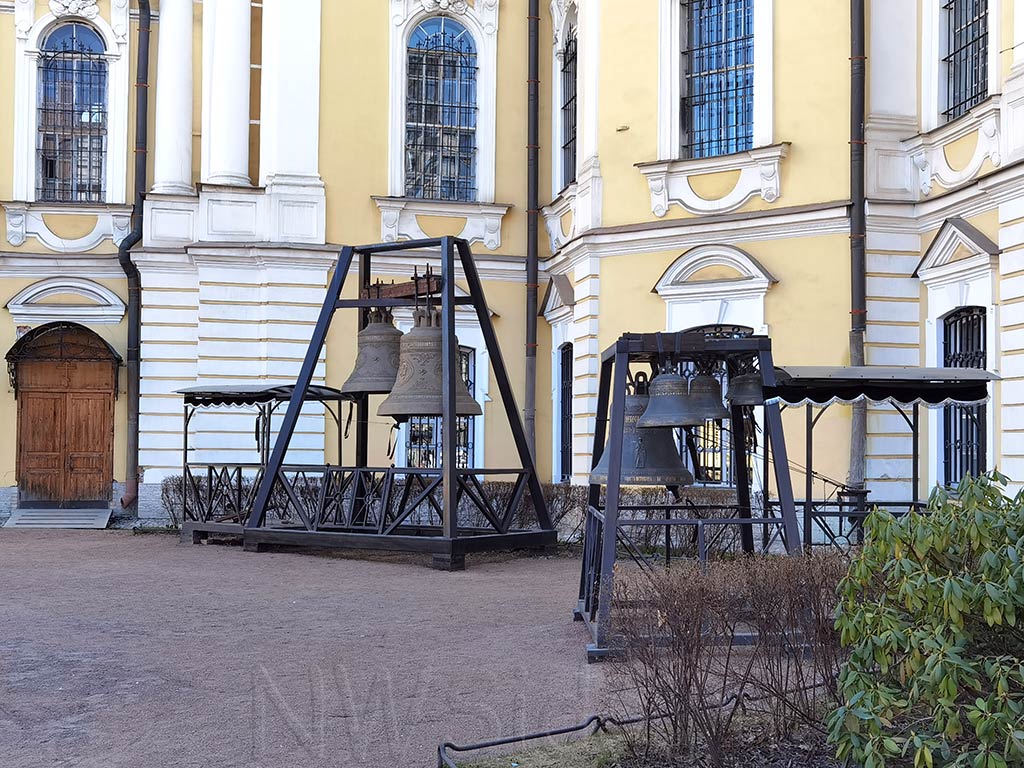 Колокола на внутренней территории Владимирского собора в Петербурге