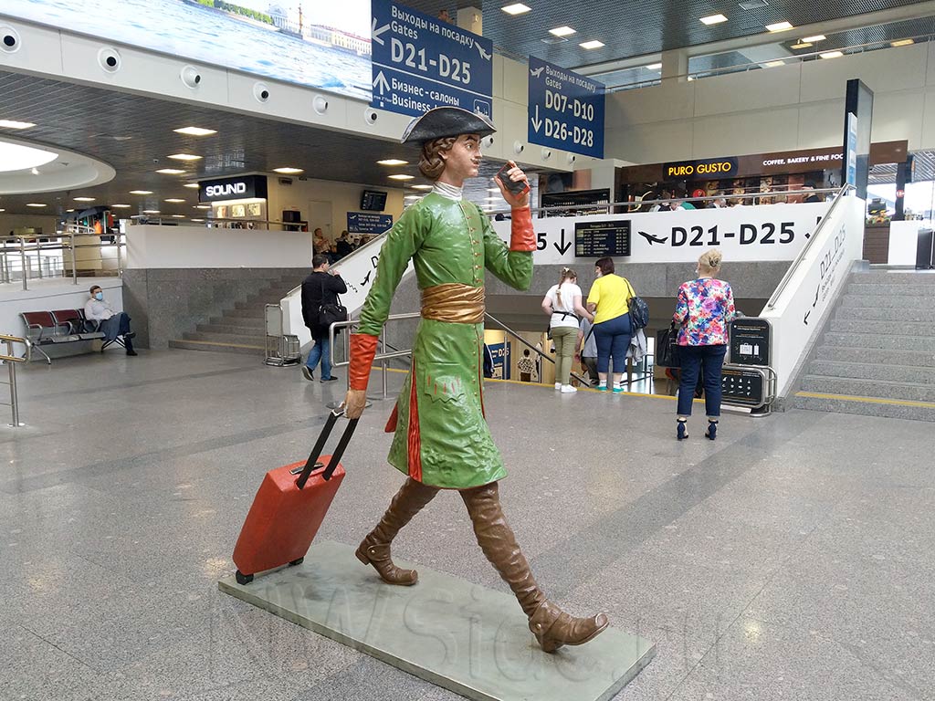Скульптура Петра Первого в аэропорту Пулково-1