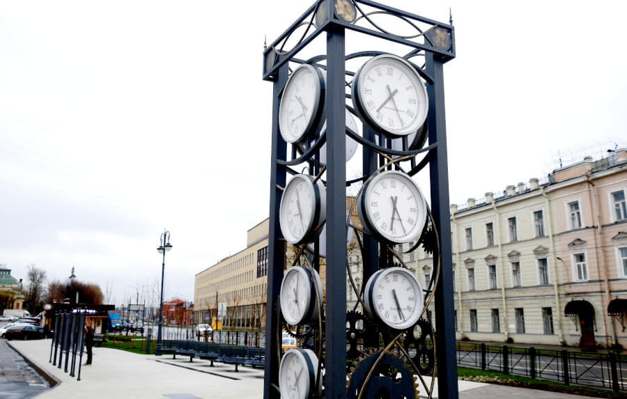 Часы на общественном пространстве у Витебского вокзала