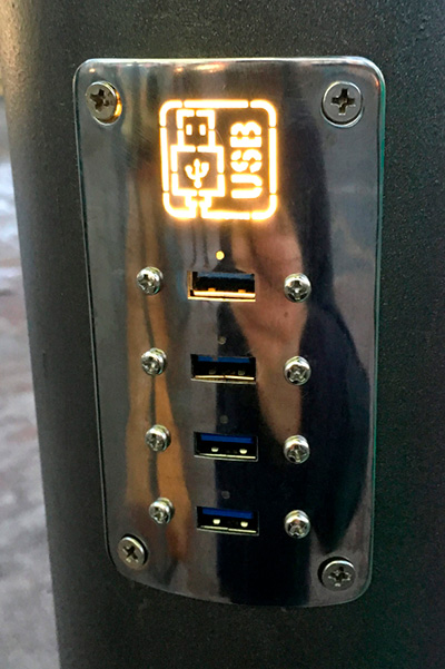 USB-порты на умной остановке в Санкт-Петербурге в 2016 году