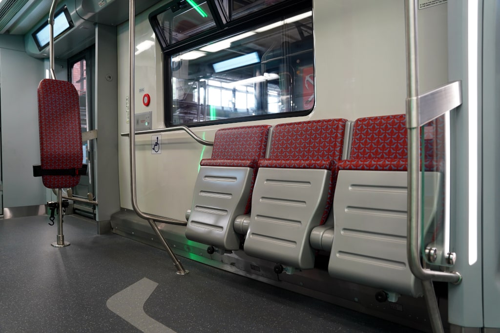 Специальное место для маломобильных пассажиров вагона поезда Балтиец