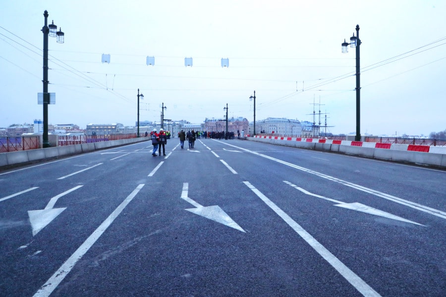 Биржевой мост Петербурга после ремонта, новый асфальт