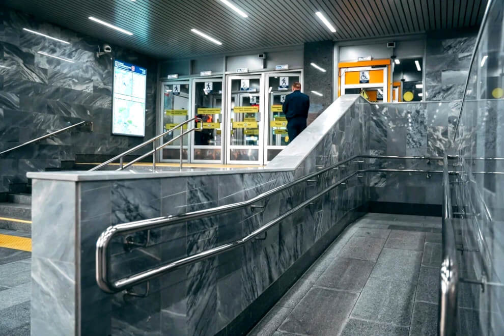 Пандус для маломобильных граждан на Ладожский вокзал метро Ладожская